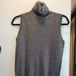 Dark gray short sleeve turtle neck sweater